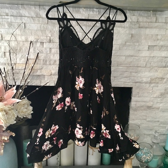 RUE21 ADORABLE BLACK FLOWERED DRESS SIZE MEDIUM - Picture 3 of 7